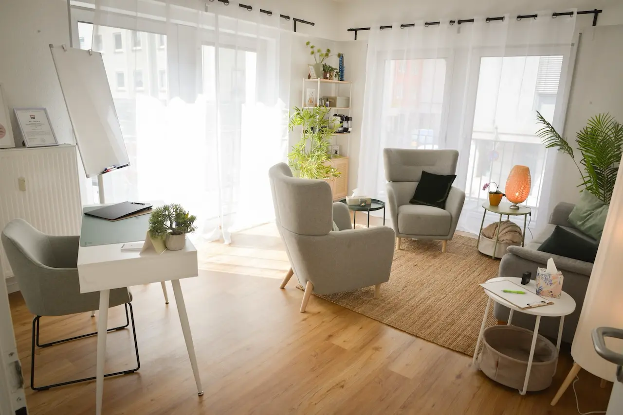 Praxisraum inkl. Schreibtisch, Couch und 2 Sesseln
